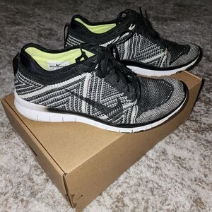 Nike Free TR 5 Flyknit Women's Size 9 Running Shoes Black White